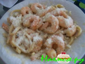 Креветки с чесноком в сырном соусе