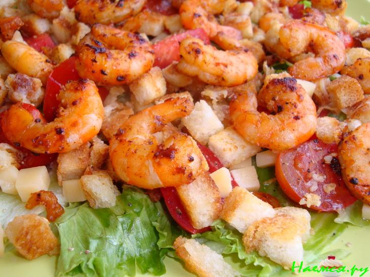 Цезарь с креветками, салатом и сыром