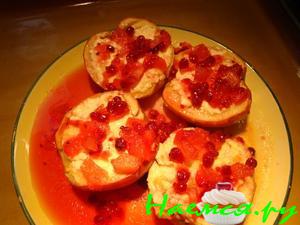 Яблоки, фаршированные творогом, с клюквенным сиропом