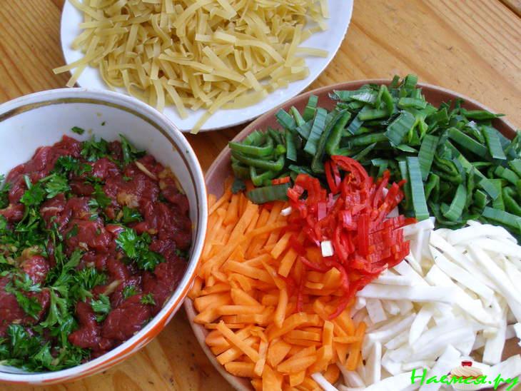 Азиатский суп с сырой говядиной