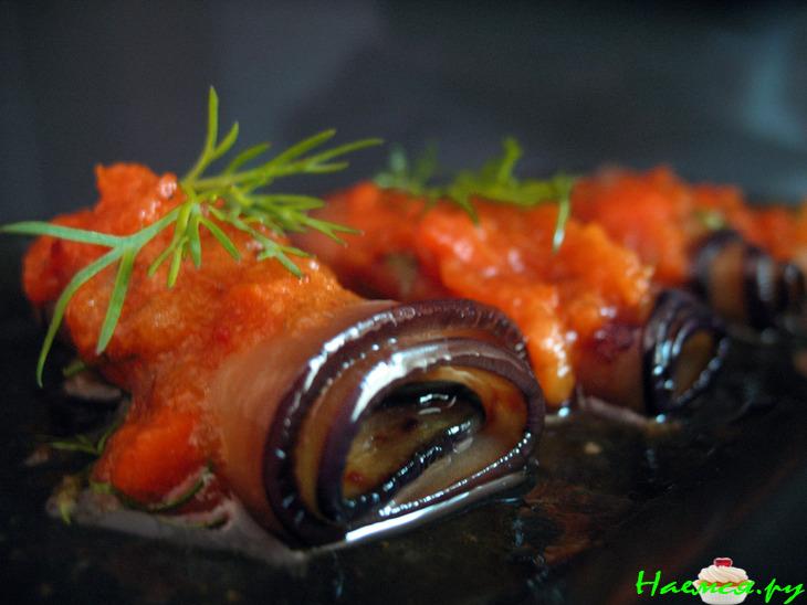 Баклажаны под густым соусом из помидоров