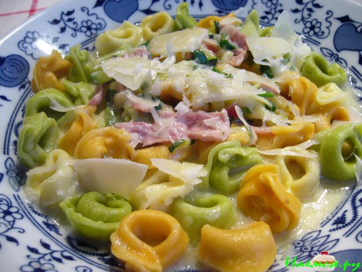 Паста тортеллини (Tortellini) с молочно-ветчинным соусом Паста тортеллини (Tortellini) с молочно-ветчинным соусом