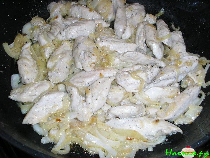 Куриные грудки в луково-сырном соусе