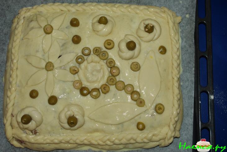 Пирог с картошкой, фаршем и солеными огурчиками