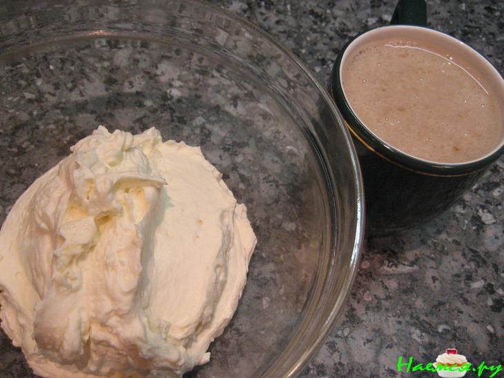 Торт бисквитный со смородиновым и банановым муссом "Наслаждение"