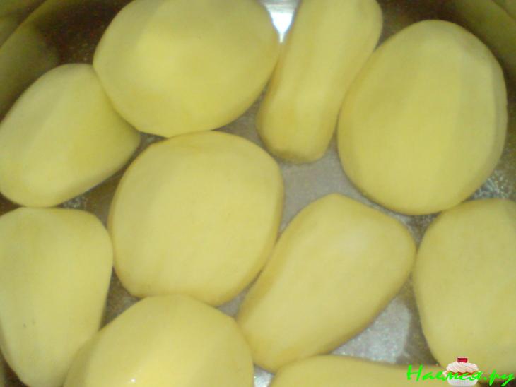 Закуска из картофельных оладий и маринованных помидорок и сыра