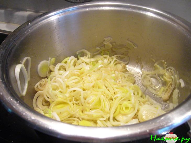 Сырный суп-крем с луком пореем Сырный суп-крем с луком пореем