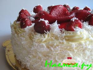 Безейный тортик с клубникой. Укутанный снегами и туманами