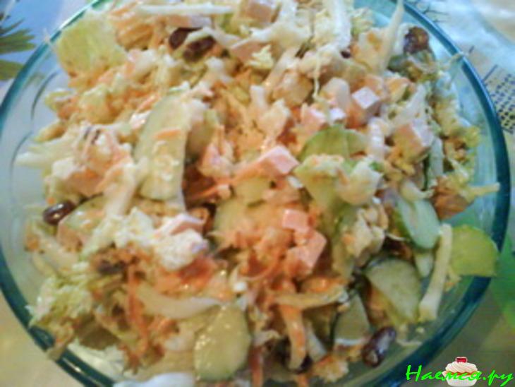 Салат с пекинской капустой и сухариками