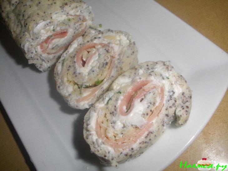 Закусочные рулетики с ветчиной, творогом и маком