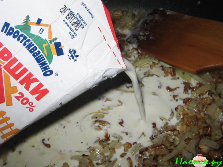 Рыба запеченная в сливках с луком и грецкими орехами 