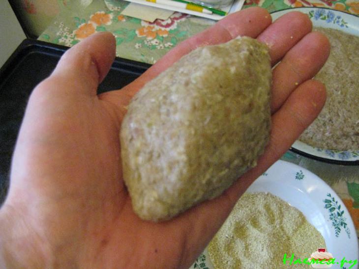 Котлеты со смешанным фаршем и черным хлебом