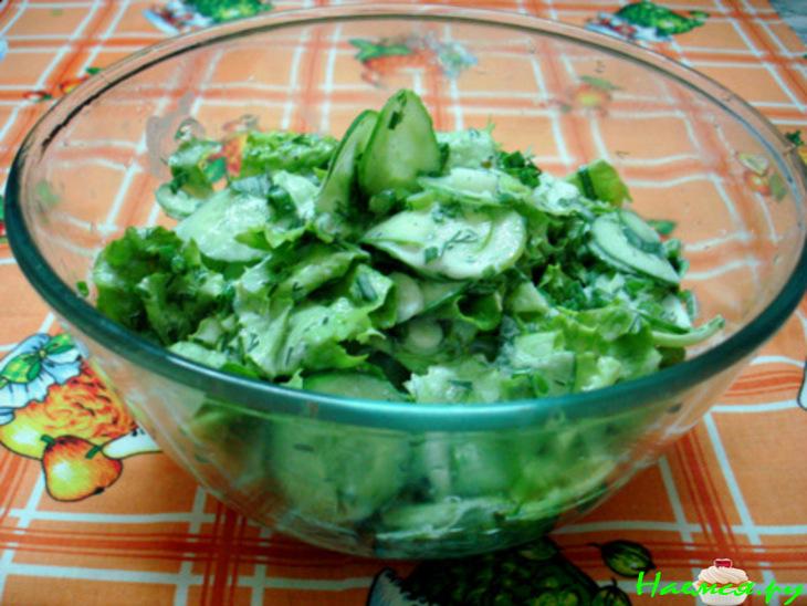 Зеленый салат со сметаной