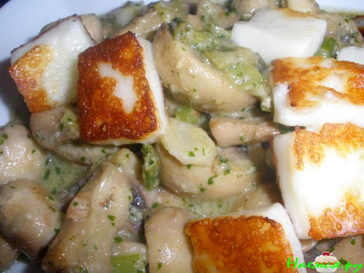 Шампиньоны с песто и халлуми