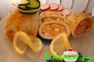 Фаршированный кальмар под соусом
