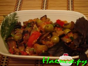 Баклажаны с оливками и помидорами