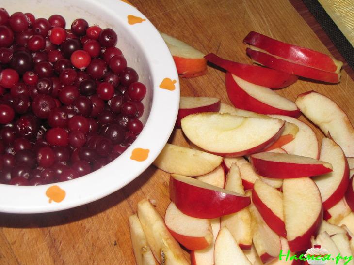 Пирог с яблоками и клюквой
