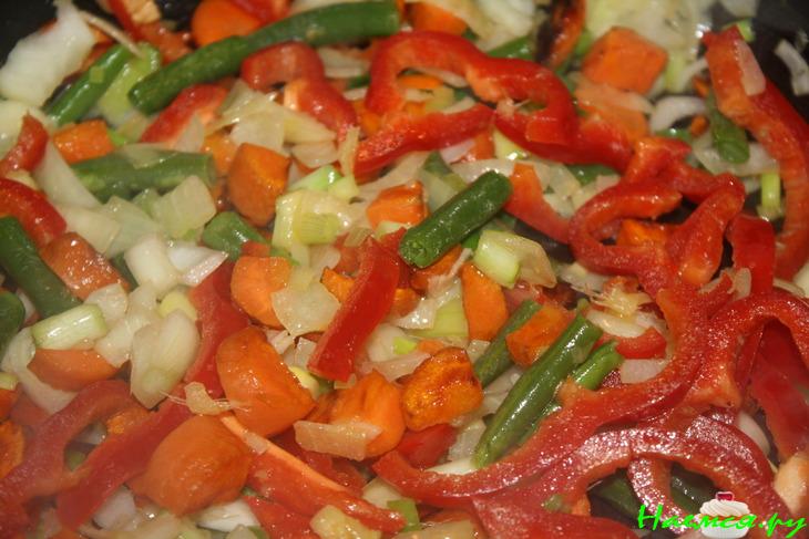 Рисовая лапша с мясом, овощами и орехами