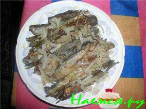 Корюшка жареная с луком