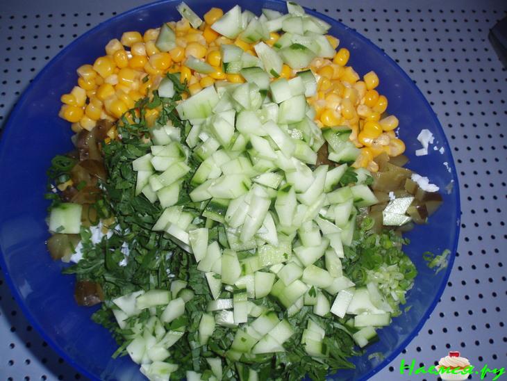 Рыбный салат (слабосоленая форель и горбуша горячего копчения)