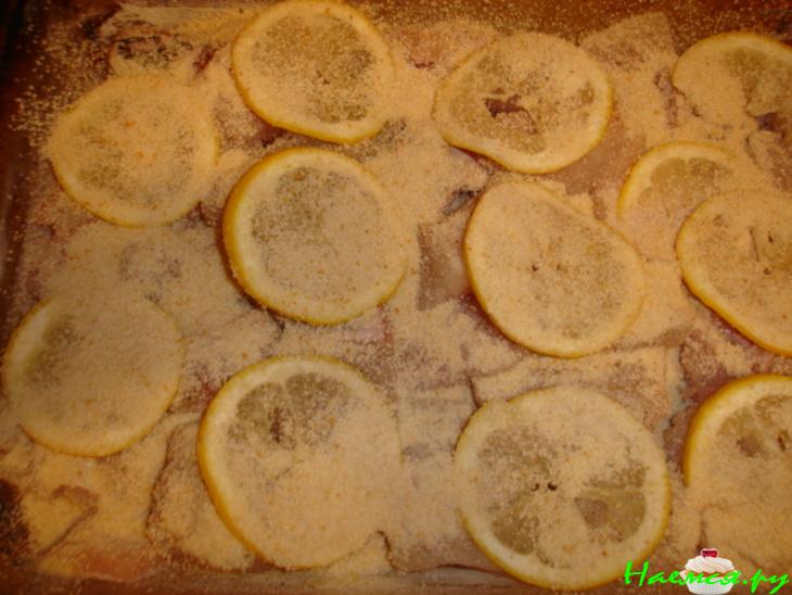 Щука запеченная с сухарями и лимоном