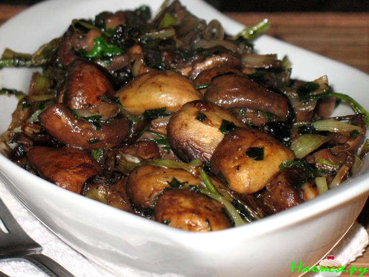 Грибы с печёным чесноком и зелёным луком (Funghi con aglio e cipolline)
