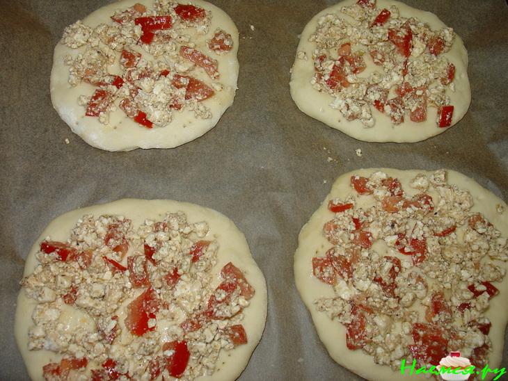Manguschi &ndash; Лепёшки с фетой, пoмидорами и заатаром
