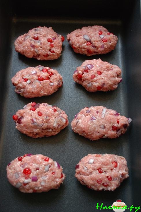 Котлеты из индейки с брусникой