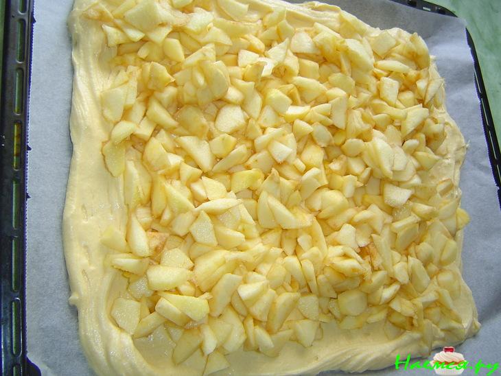 Яблочный торт под шапкой безе