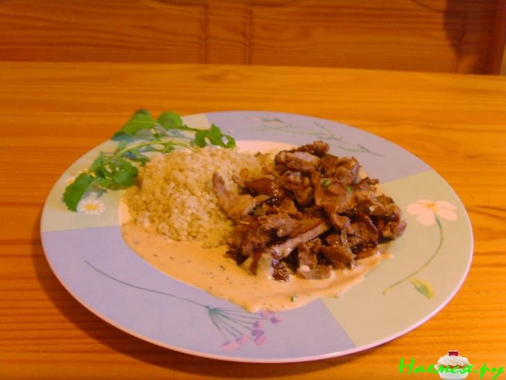 Кинуа с лисичками и со свиной вырезкой под белым соусом