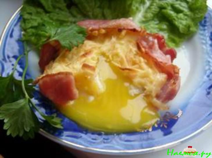 Яйца в чашечках из ветчины