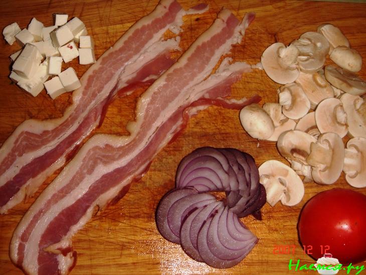 Салат с беконом, шампиньонами и фетой Салат с беконом, шампиньонами и фетой