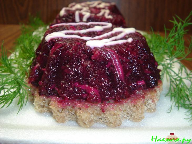 Свекольный салат с маринованным огурчиком