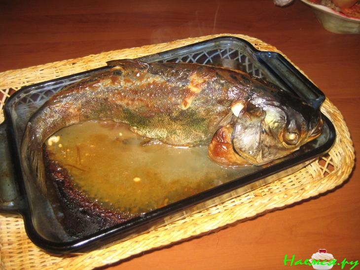 Запеченный толстолобик с мочеными яблоками