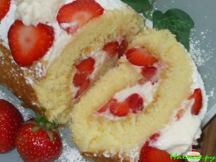 Бисквитный рулет с клубникой