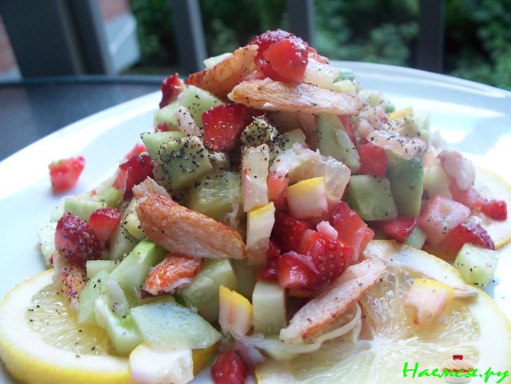 Салат с крабами, клубникой и лимоном