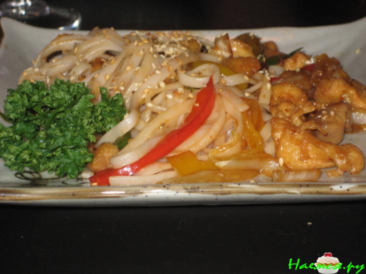 Индейка с овощами и стеклянной лапшой