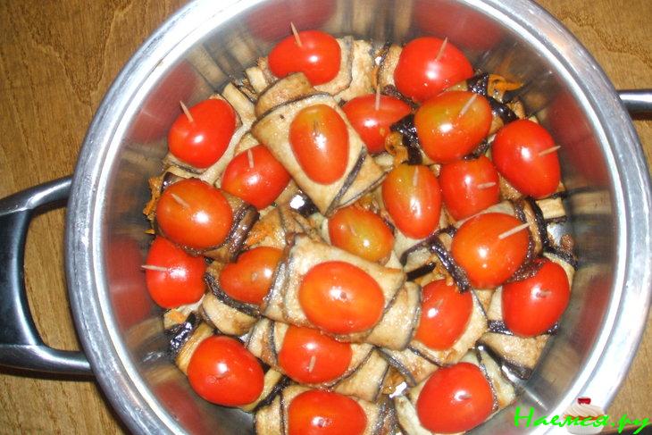 Баклажанные рулетики с овощами и зеленью