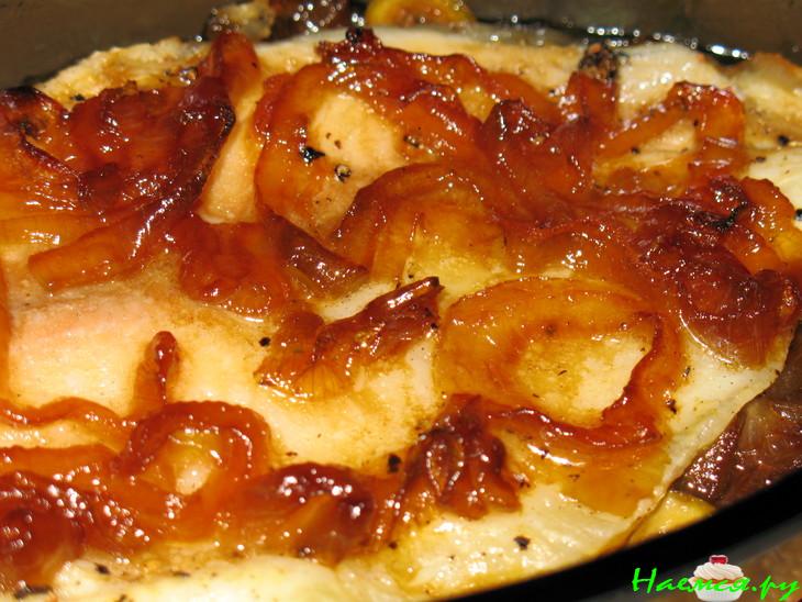 Рыбка на карамелизированном луке