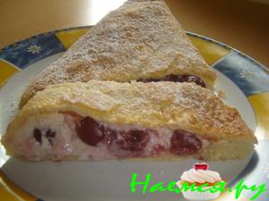 Сладкий пирожок с творогом и вишней Сладкий пирожок с творогом и вишней