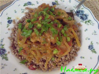 Курица с гречкой в томатном соусе