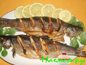 Форель с лимоном и чесноком