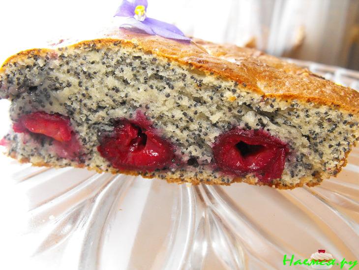 Пирог с маком и вишнями