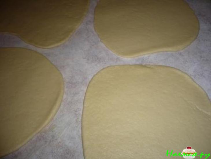 Сметанковый торт с ежевичным соусом