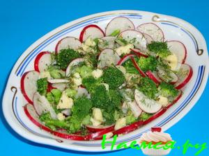 Салат из брокколи с маринованным сыром