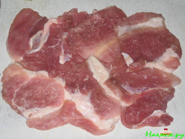 Свиной рулет с грибами и солеными огурцами Свиной рулет с грибами и солеными огурцами