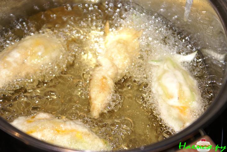 Цветы кабачков фаршированные, в пивном кляре