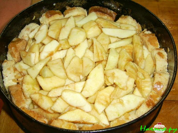 Запеканка из яблок и сухарей