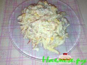 Салат из селедки с кукурузой