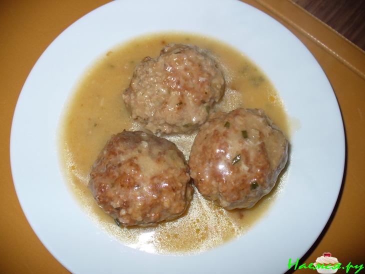 Котлеты с овсяными хлопьями в грибном соусе